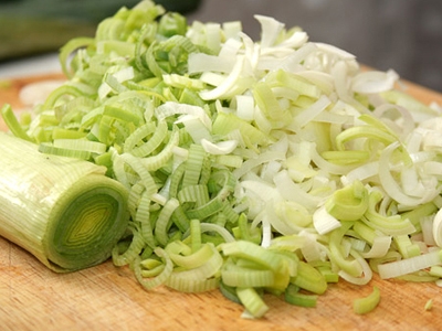 подрібнюємо цибулю порей