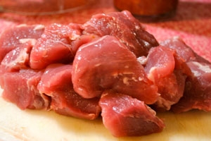 шматки свинини