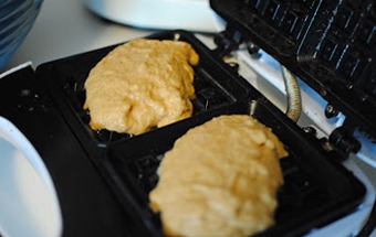 викладаємо тісто у вафельницю