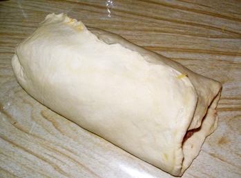 загортаємо фарш тестом