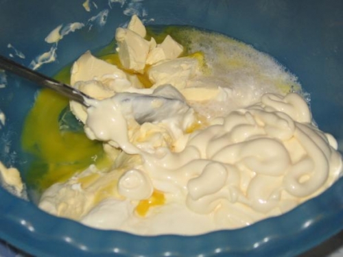 Додаємо сметану і майонез