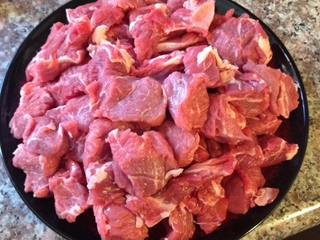 яловичину нарізаємо на шматочки