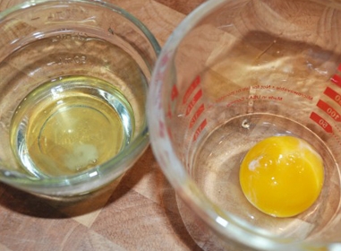 відокремлюємо жовток від білка