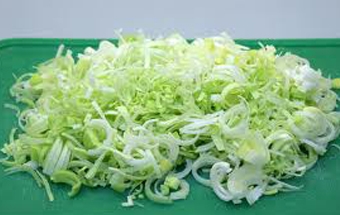 подрібнюємо цибулю-порей