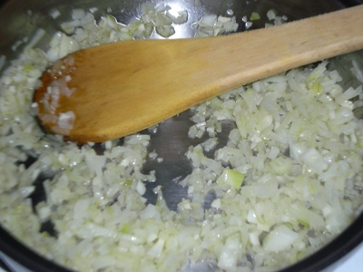 тушкуємо цибулю з часником