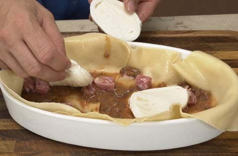 викладаємо у форму лазанью, сир і м'ясну начинку