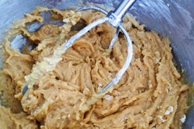 перемішуємо вершкове масло з коричневим цукром