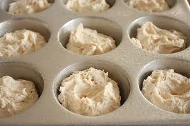 наповнюємо форми тістом і робимо крем