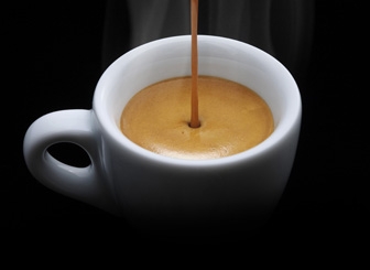 вливаємо в каву лікер