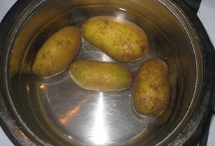 Відварюємо картоплю в мундирі