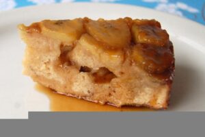 Пиріг-перевертиш з бананами і вершково-карамельним соусом