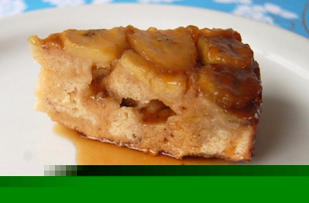 шматочок пирога-перевертыша з бананами і вершково-карамельним соусом