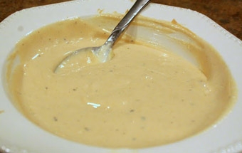 змішуємо вершки, часник і спеції