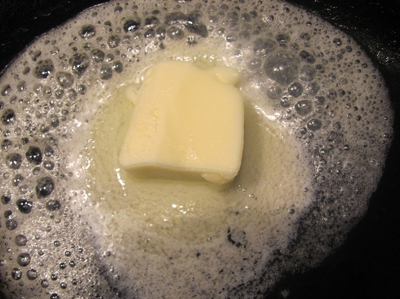 розтоплюємо на сковороді масло