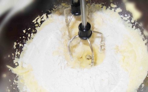 додаємо масло і борошно