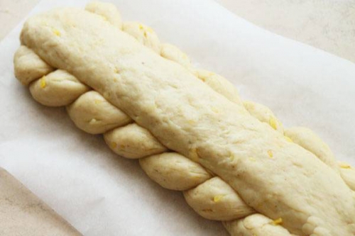 прикріплюємо валики з тіста до країв батона