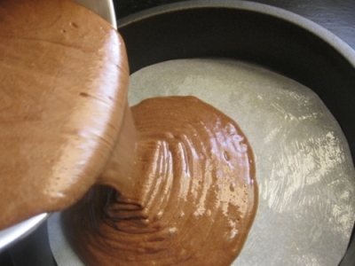 розливаємо тісто по формах