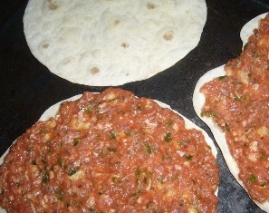 викладаємо коржі на деко