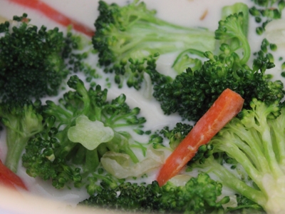 додаємо в каструлю овочі