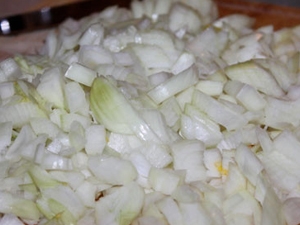 подрібнюємо цибулю
