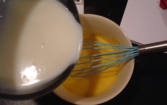 виливаємо молоко в суміш з жовтка і цукру
