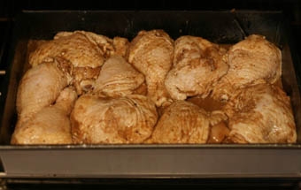 запікаємо курячі шматочки в маринаді