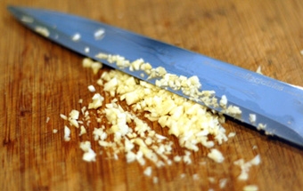 дрібно рубаємо часник