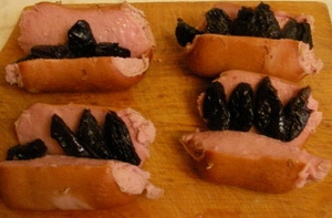 начиняємо сардельки чорносливом