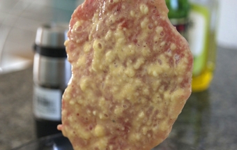 струшуємо свинину від зайвої яєчної суміші