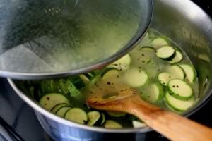 кабачки в каструлі