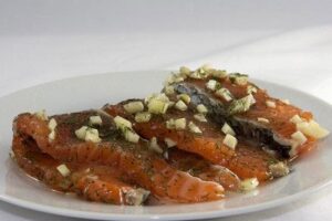 Малосольный лосось з часником