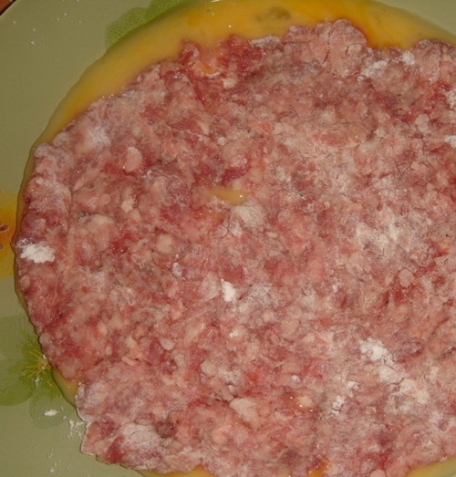 М'ясну корж укладіть зверху яйця