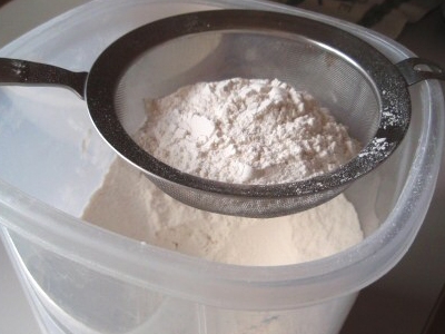 просіваємо борошно