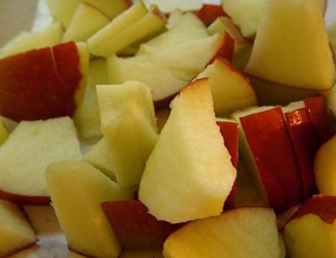 Нарізаємо на шматочки яблука