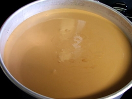 виливаємо у форму для запікання шоколадно-вершкову суміш