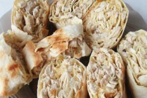 Рулети з лаваша з куркою, грибами і плавленим сиром