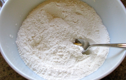 просіваємо борошно з ваніліном і розпушувачем