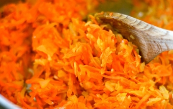 тушкуємо моркву з цибулею