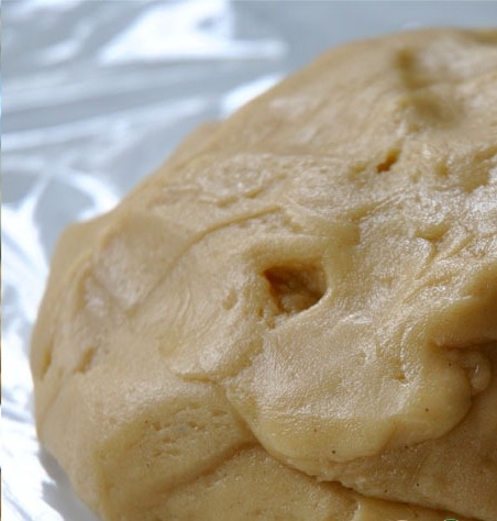 готове тісто загорнути харчовою плівкою