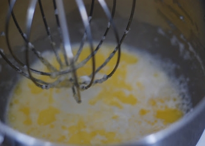 змішуємо молоко з жовтками і вершковим маслом