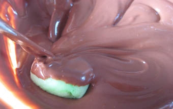 яйця обвалюють у розтопленому шоколаді