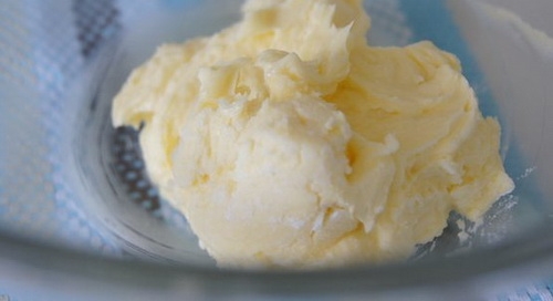 вершкове масло перемішуємо з цукровою пудрою