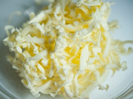 натираємо на тертці маргарин