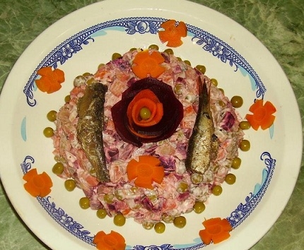 Готовий і оформлений вінегрет зі шпротами