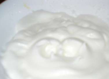 Збиваємо до піків білки