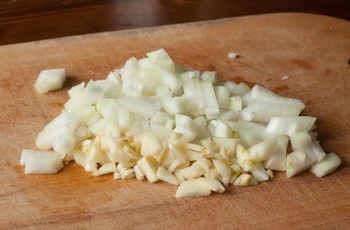 Нарізаємо цибулю і часник невеликими кубиками