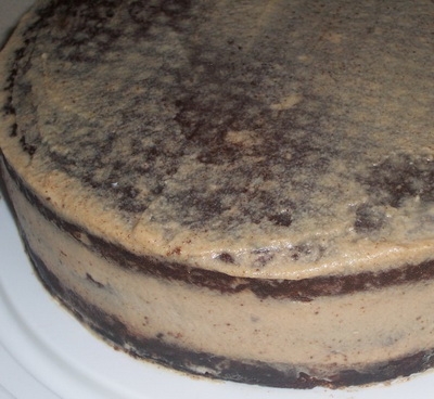 промазанный кремом торт