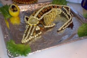 Стерлядь, фарширована овочами і креветками