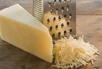 натираємо на тертку сир