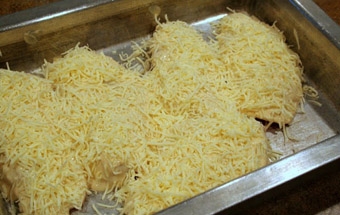 посипаємо блюдо тертим сиром